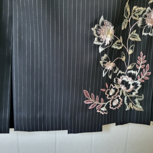 Knee-length pin stripped black skirt - Picture 4 of 5